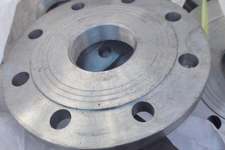 Threaded flange face with visible internal threads