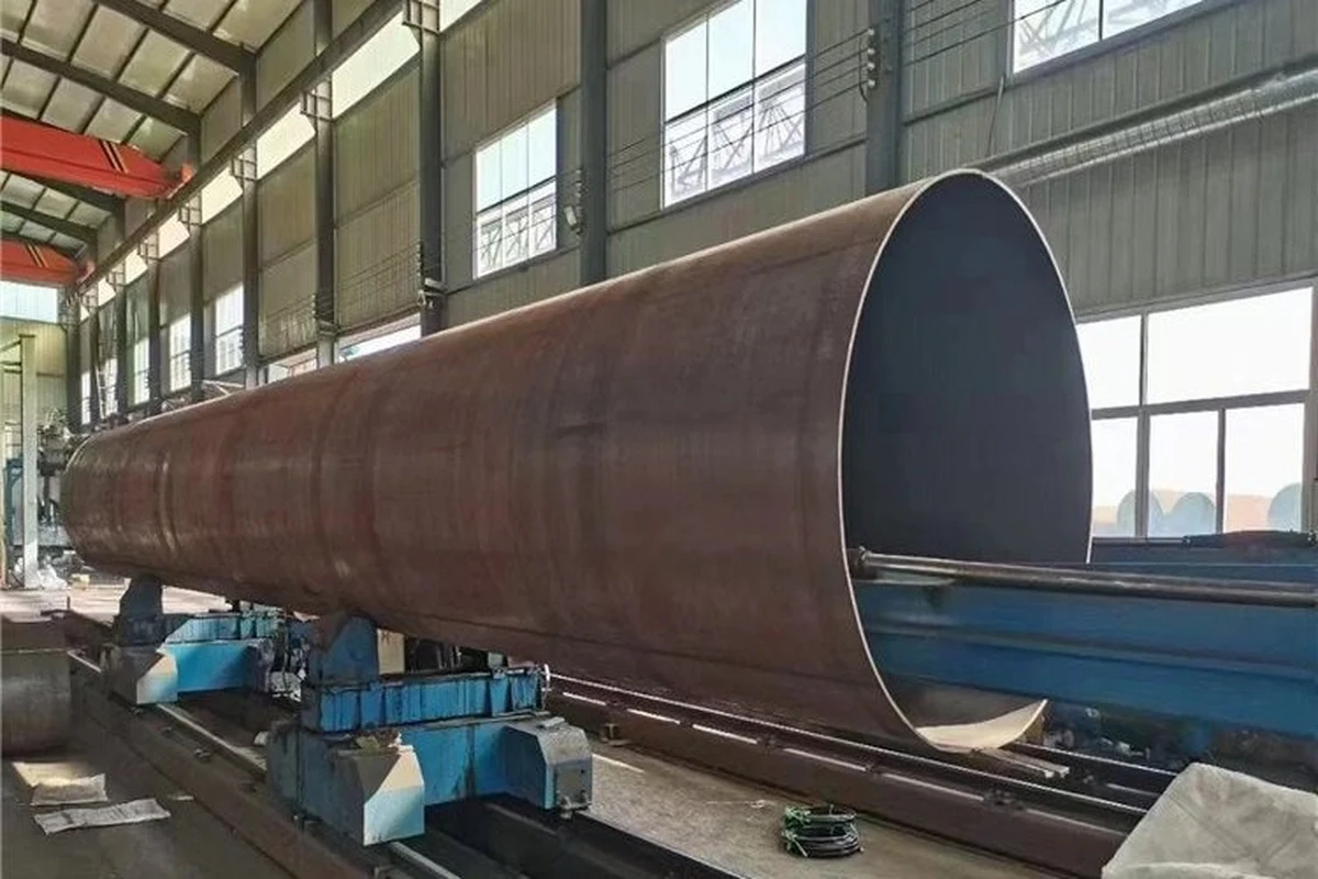 Large welded steel pipe on workshop supports | LeKe Piping Large welded steel pipe on workshop supports