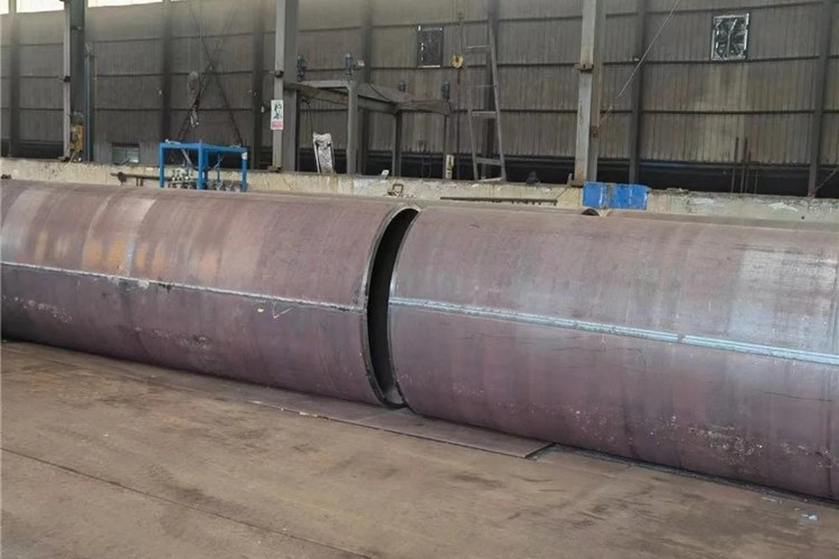 Welded steel pipes during workshop processing | LeKe Piping Welded steel pipes during workshop processing