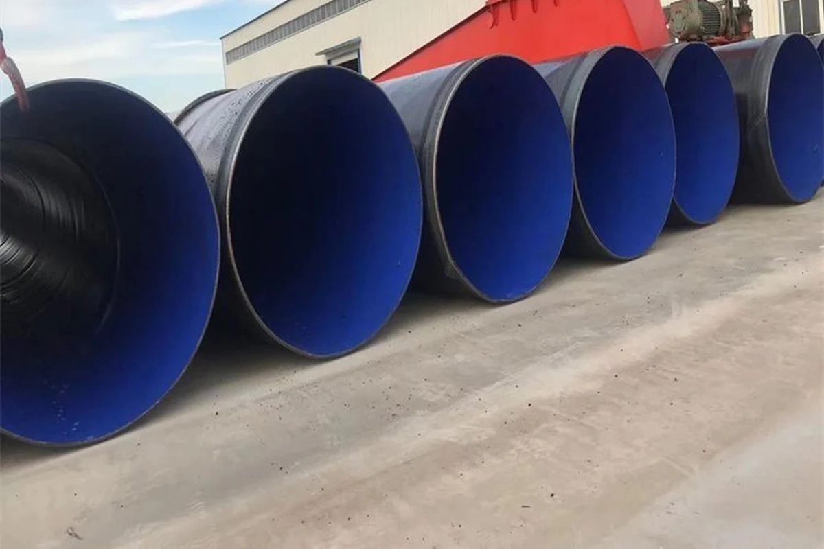 Coated steel pipes arranged in an outdoor row | LeKe Piping Coated steel pipes arranged in an outdoor row
